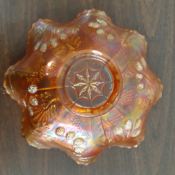 Vintage Peacock and Grapes Marigold Carnival Glass Ruffled Saw tooth bowl - Picture 4 of 6